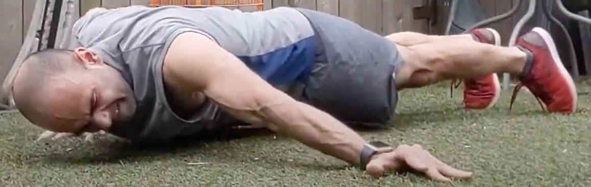 1 handed pushup